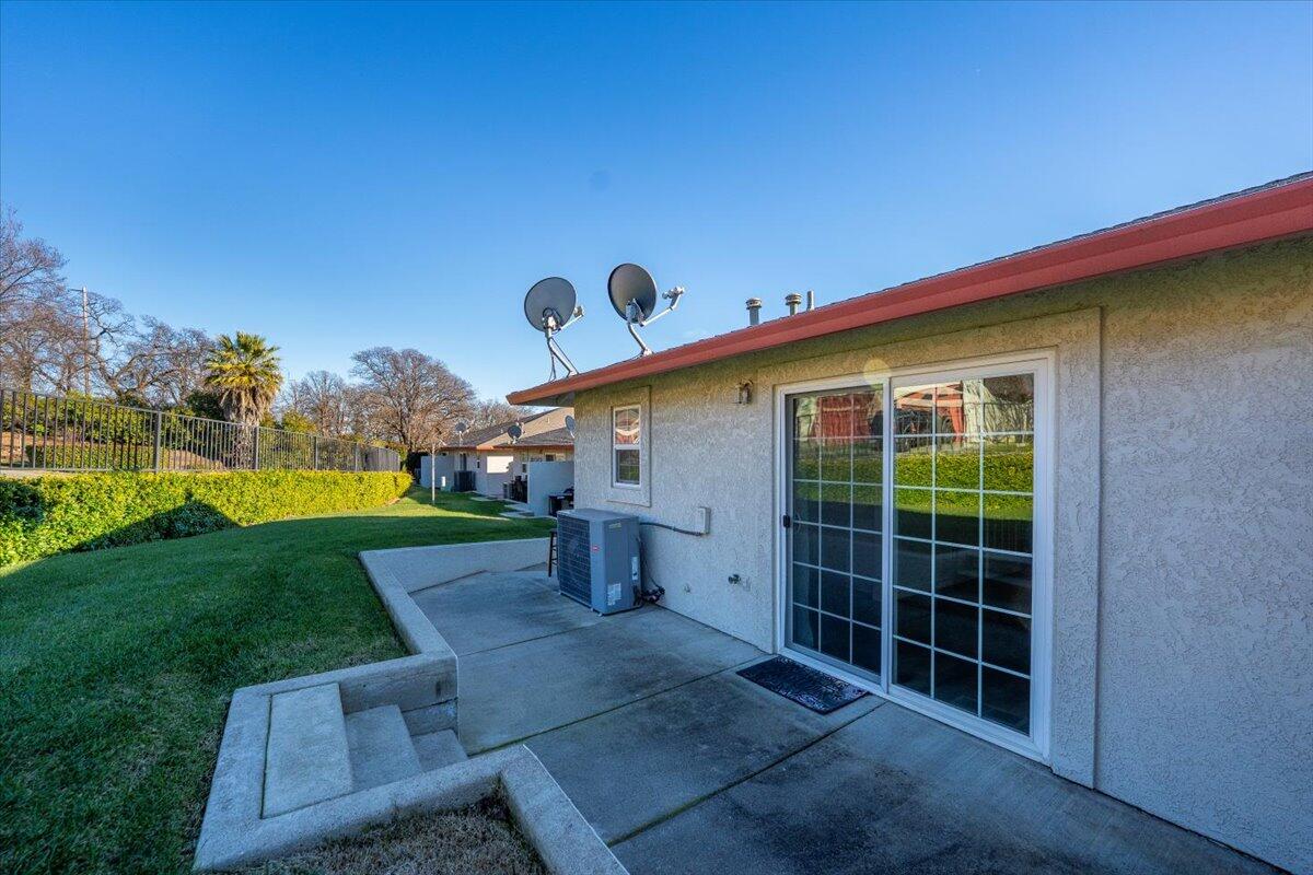 775 Stonebriar Trail Redding, CA 96003 - Photo 37 of 42 Backyard Patio