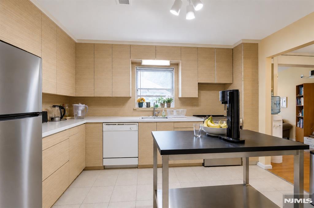 711 Rutland Avenue Teaneck, NJ 07666 - Photo 4 of 22