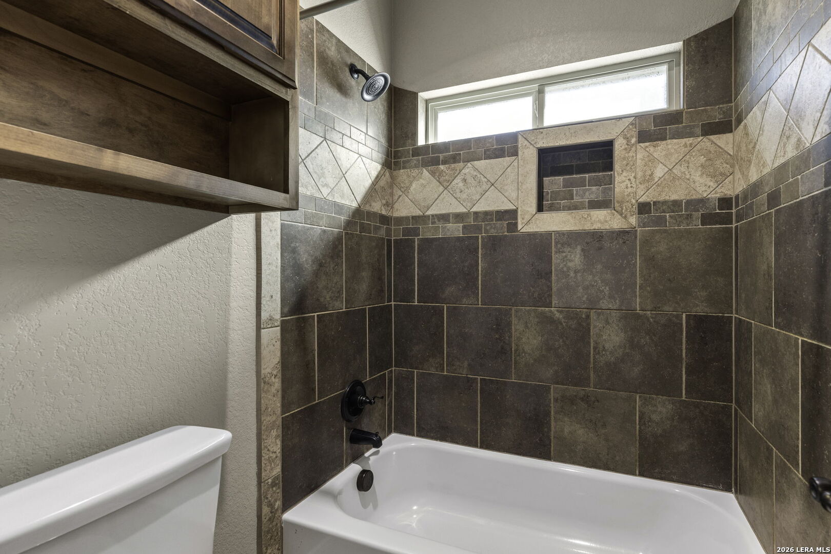 520 Arbor View Adkins, TX 78101 - Photo 25 of 32 a bathroom with a bathtub and toilet