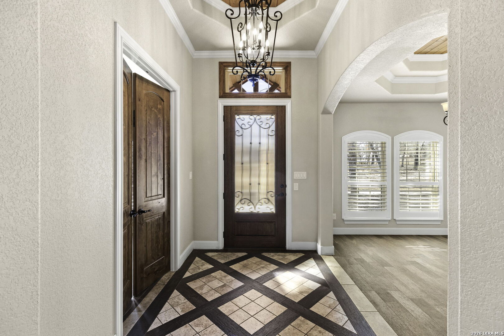 520 Arbor View Adkins, TX 78101 - Photo 6 of 32 a view of an entryway with a chandelier