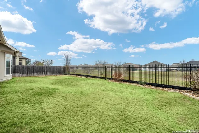 a view of a back yard