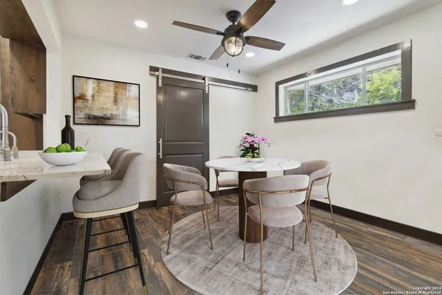 a black and white photo of a living room