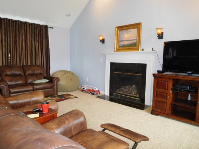 947 Bryant Road Manchester, NH 03109 - Photo 4 of 19