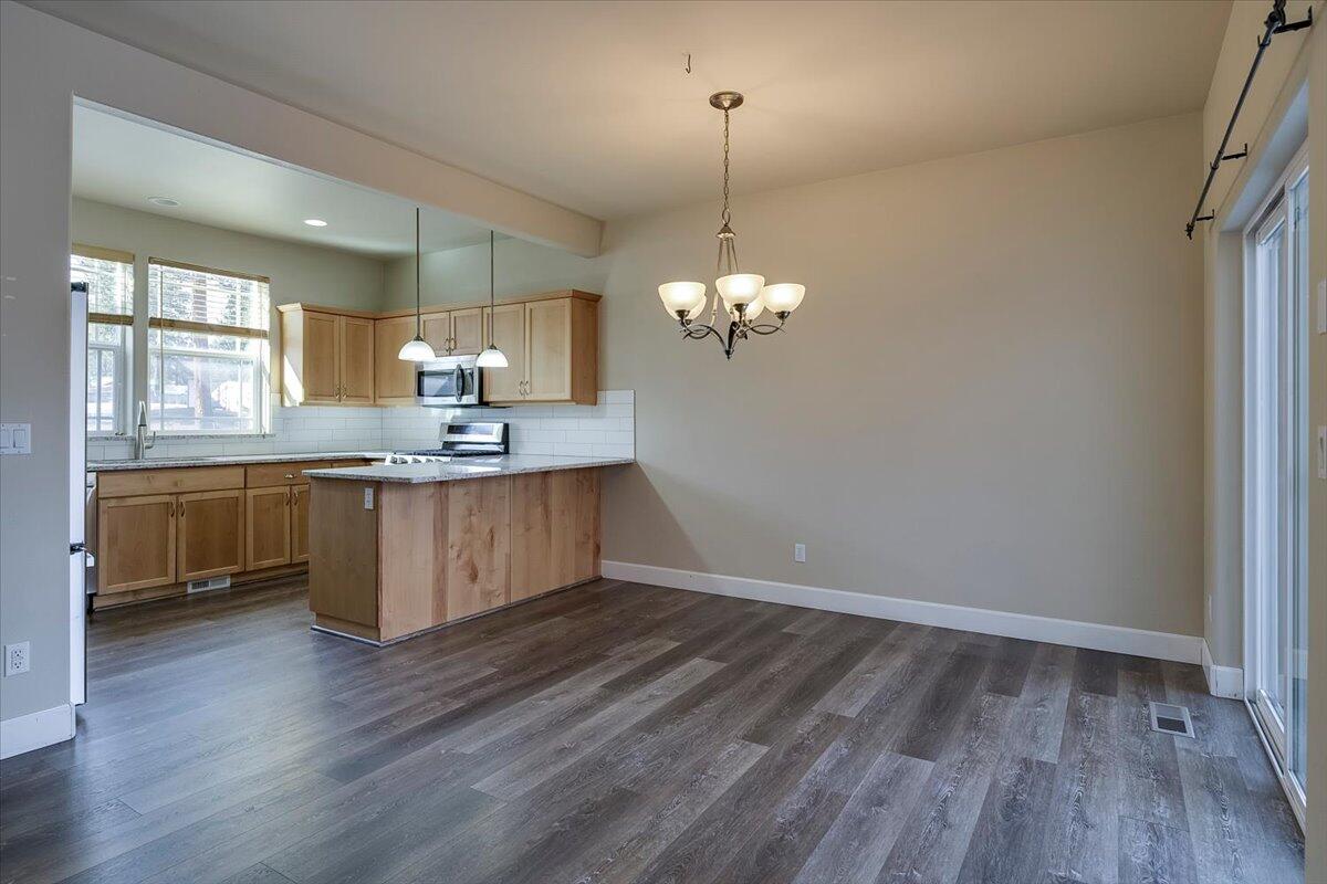 20370 Murphy Road Bend, OR 97702 - Photo 4 of 33 Dining and Kitchen area