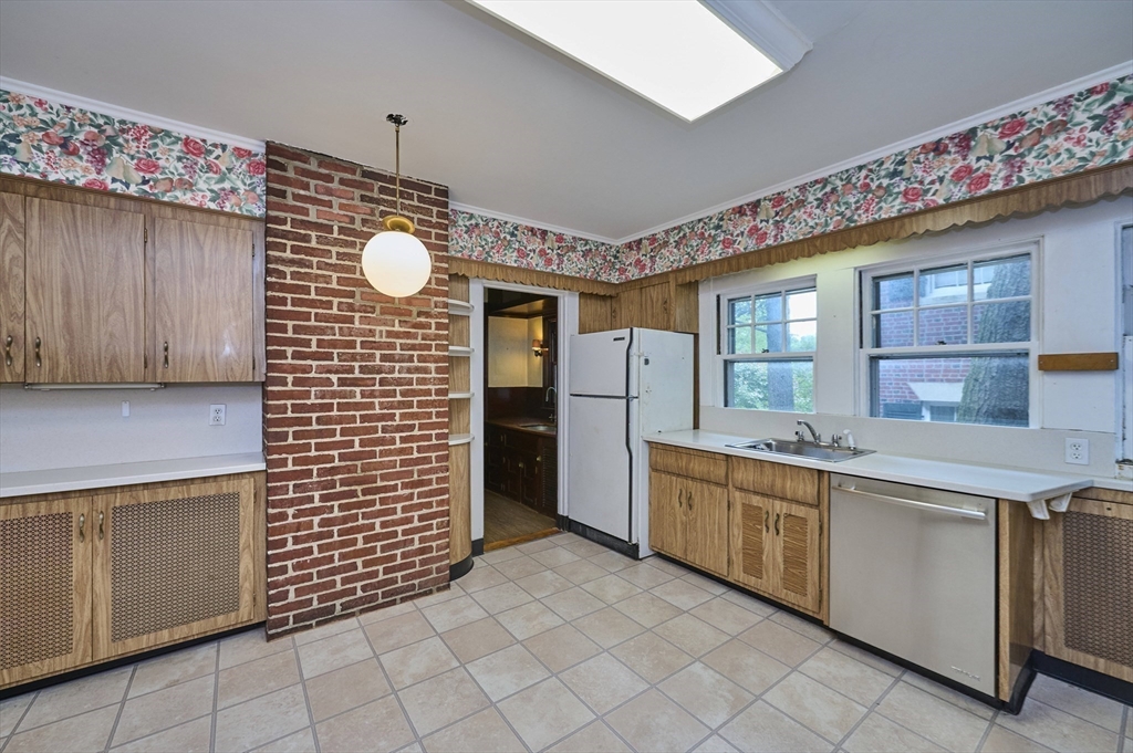 92 Dean Road Brookline, MA 02445 - Photo 14 of 42