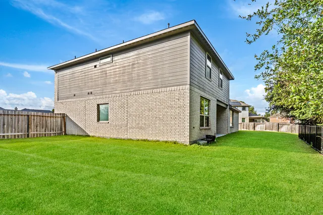 a view of a house with backyard