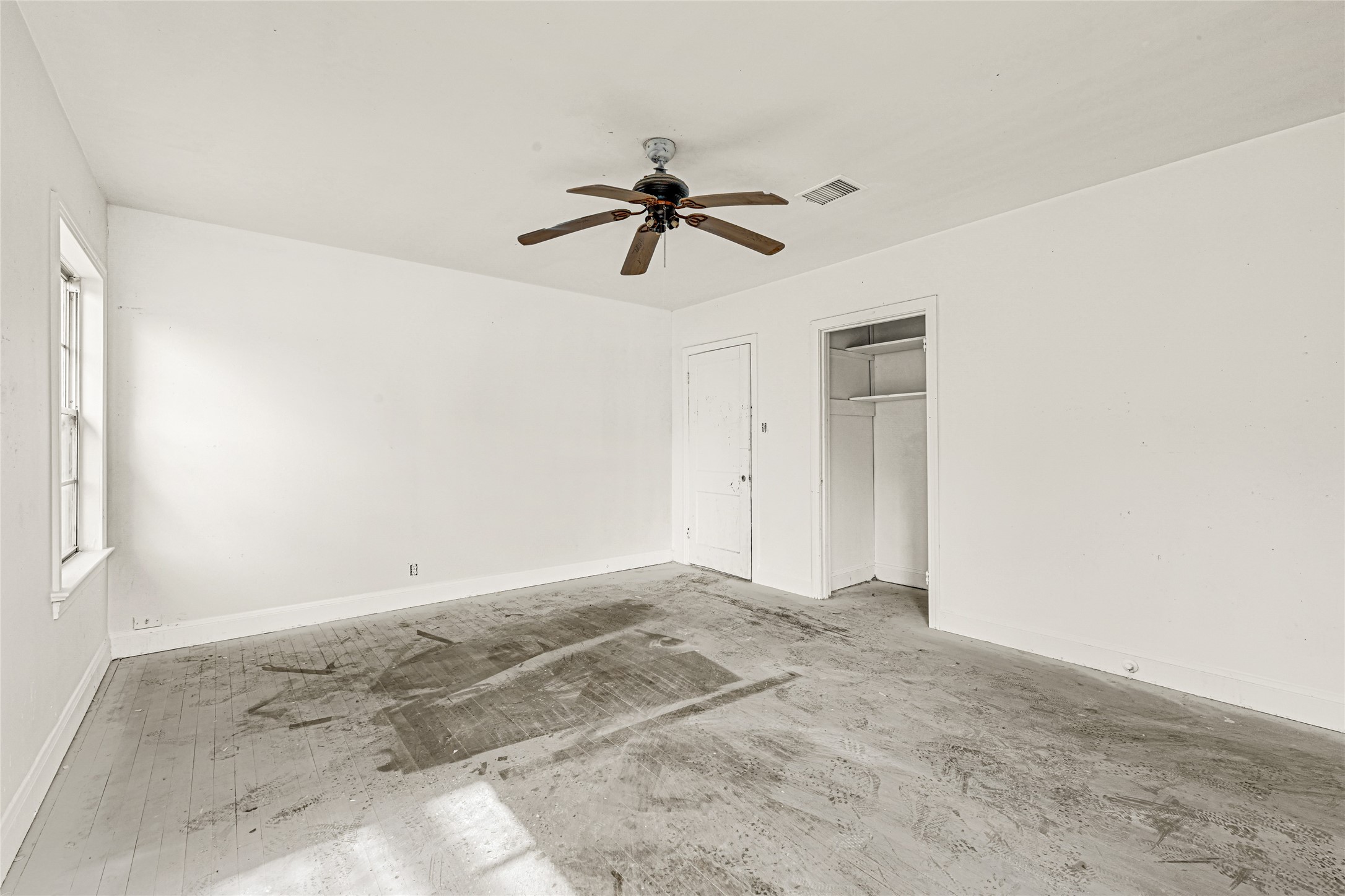 1202 North Roberson Street Conroe, TX 77301 - Photo 21 of 50 Bedroom with ceiling fan and natural light