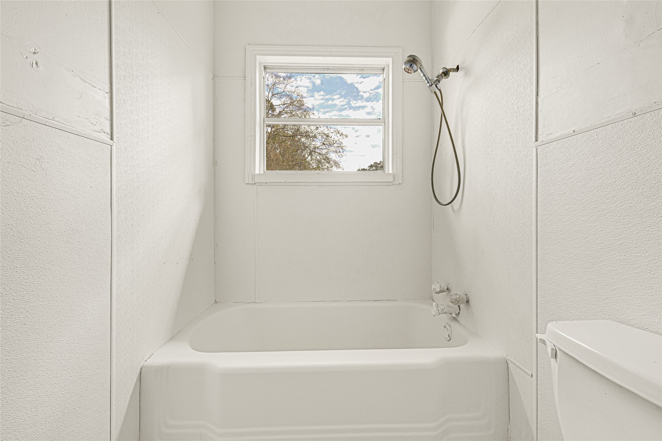 1202 North Roberson Street Conroe, TX 77301 - Photo 25 of 50 Tub/shower surround with window