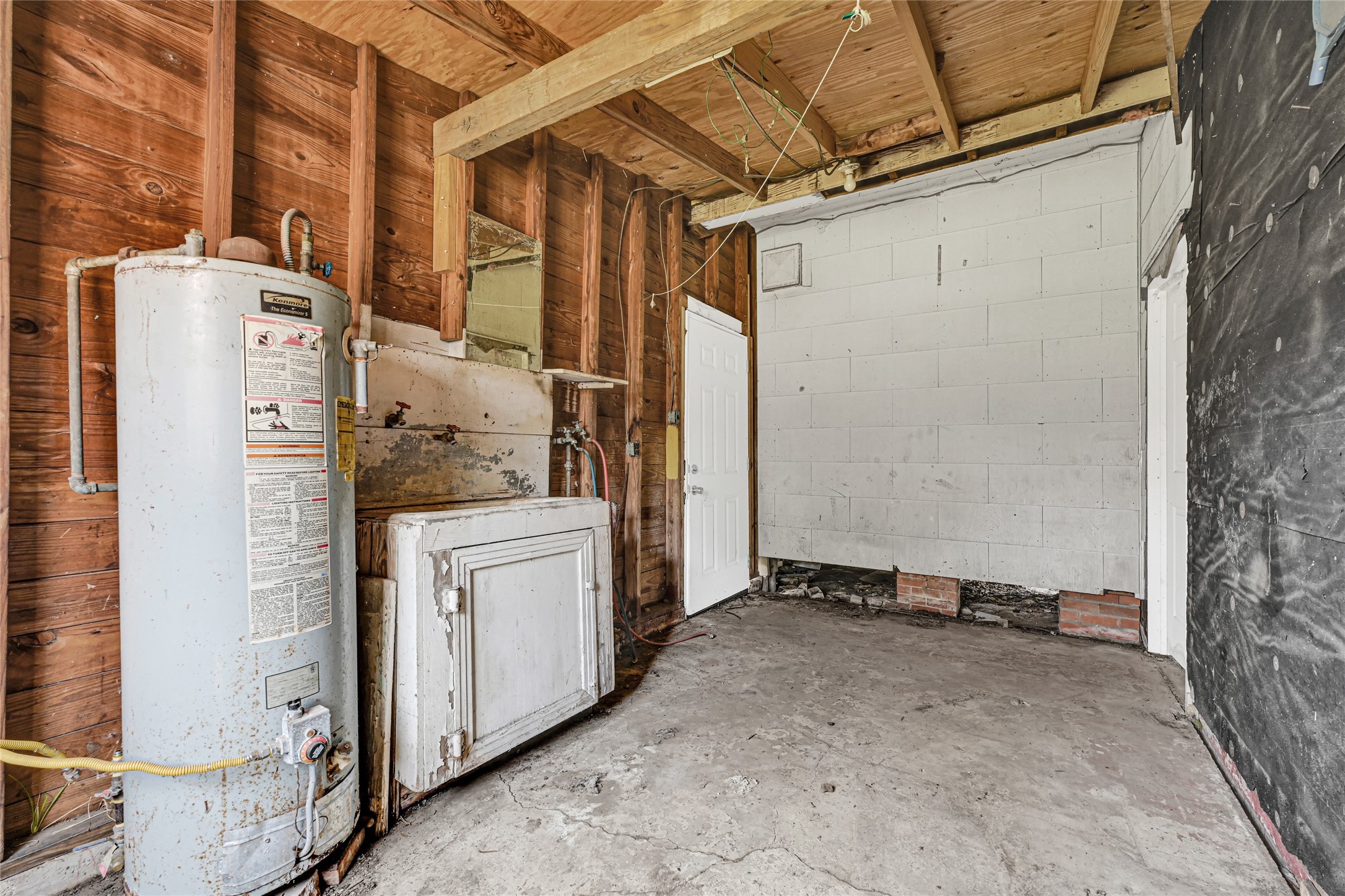 1202 North Roberson Street Conroe, TX 77301 - Photo 33 of 50 Utility/storage area with water heater