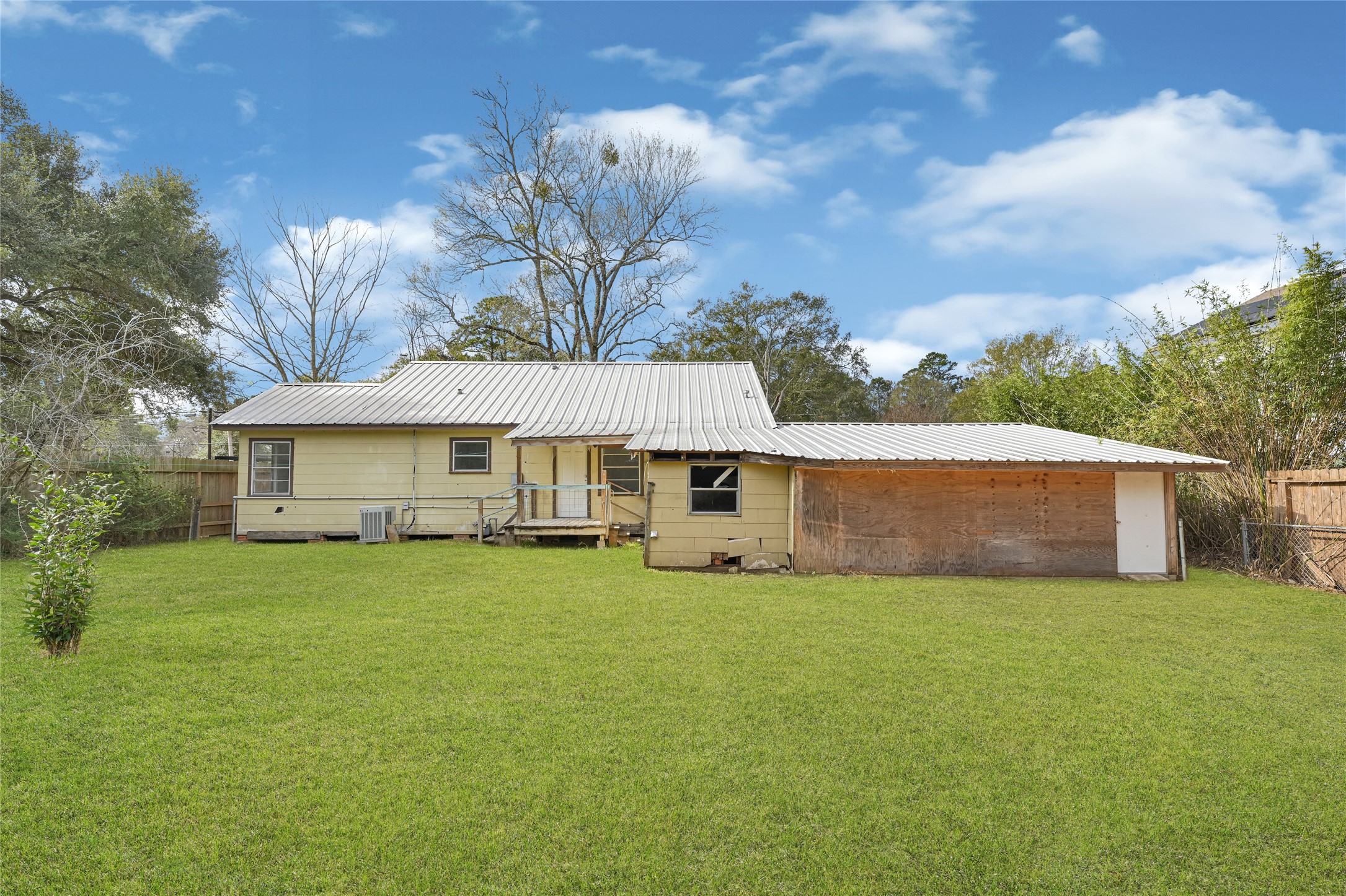 1202 North Roberson Street Conroe, TX 77301 - Photo 39 of 50 Rear exterior view