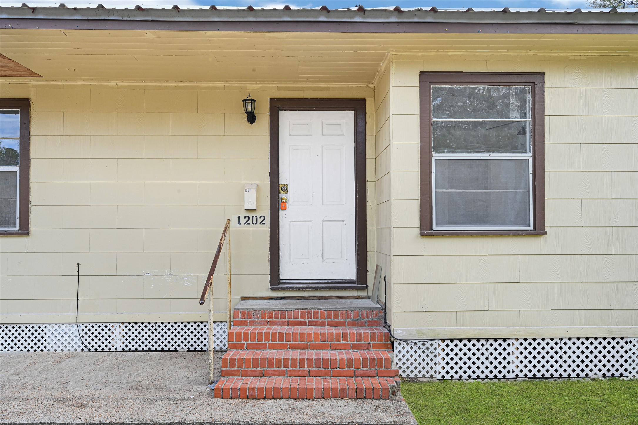 1202 North Roberson Street Conroe, TX 77301 - Photo 5 of 50 Front entry and porch view