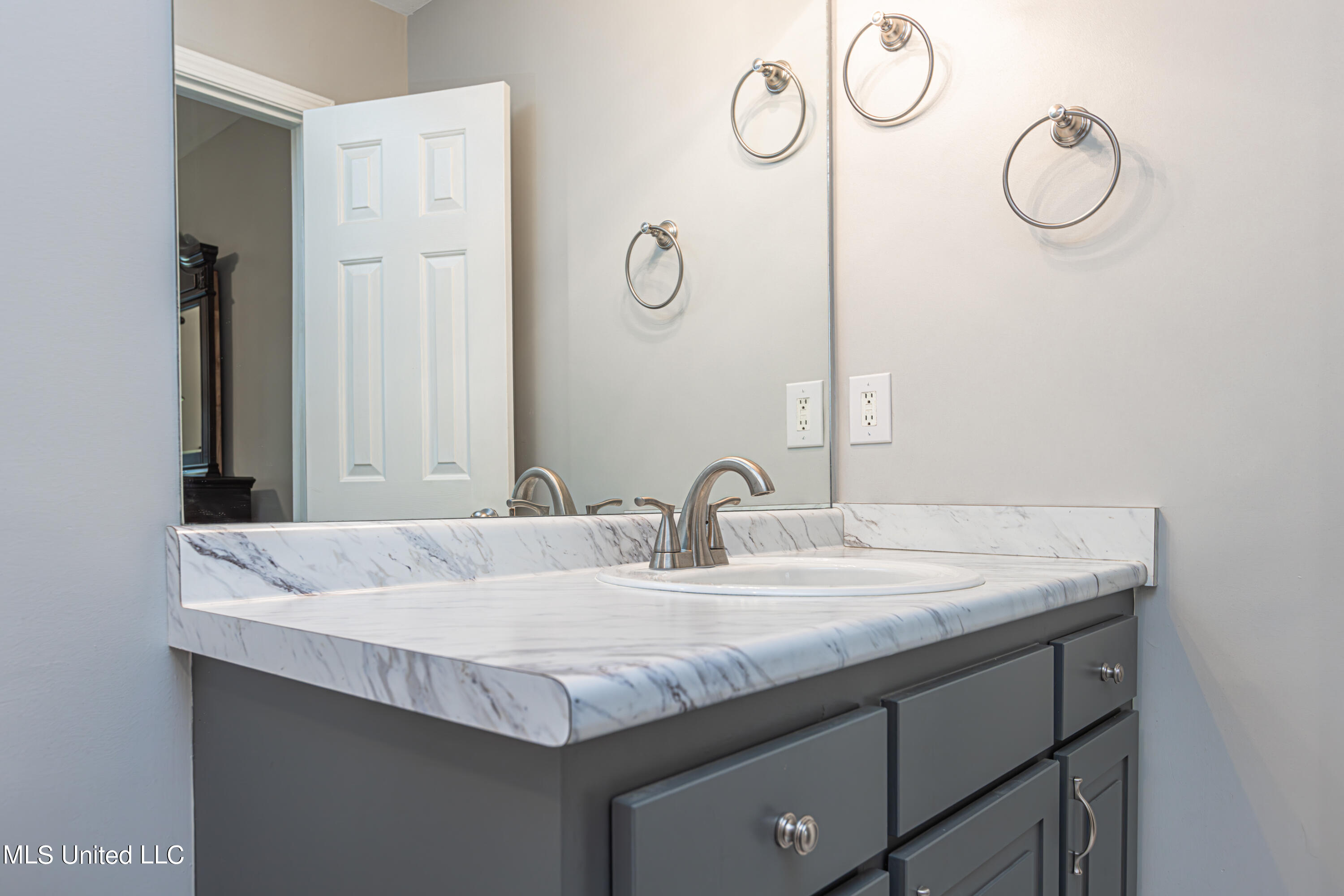 83 Tyler Cove Byram, MS 39272 - Photo 17 of 20 Bathroom (Primary Room)