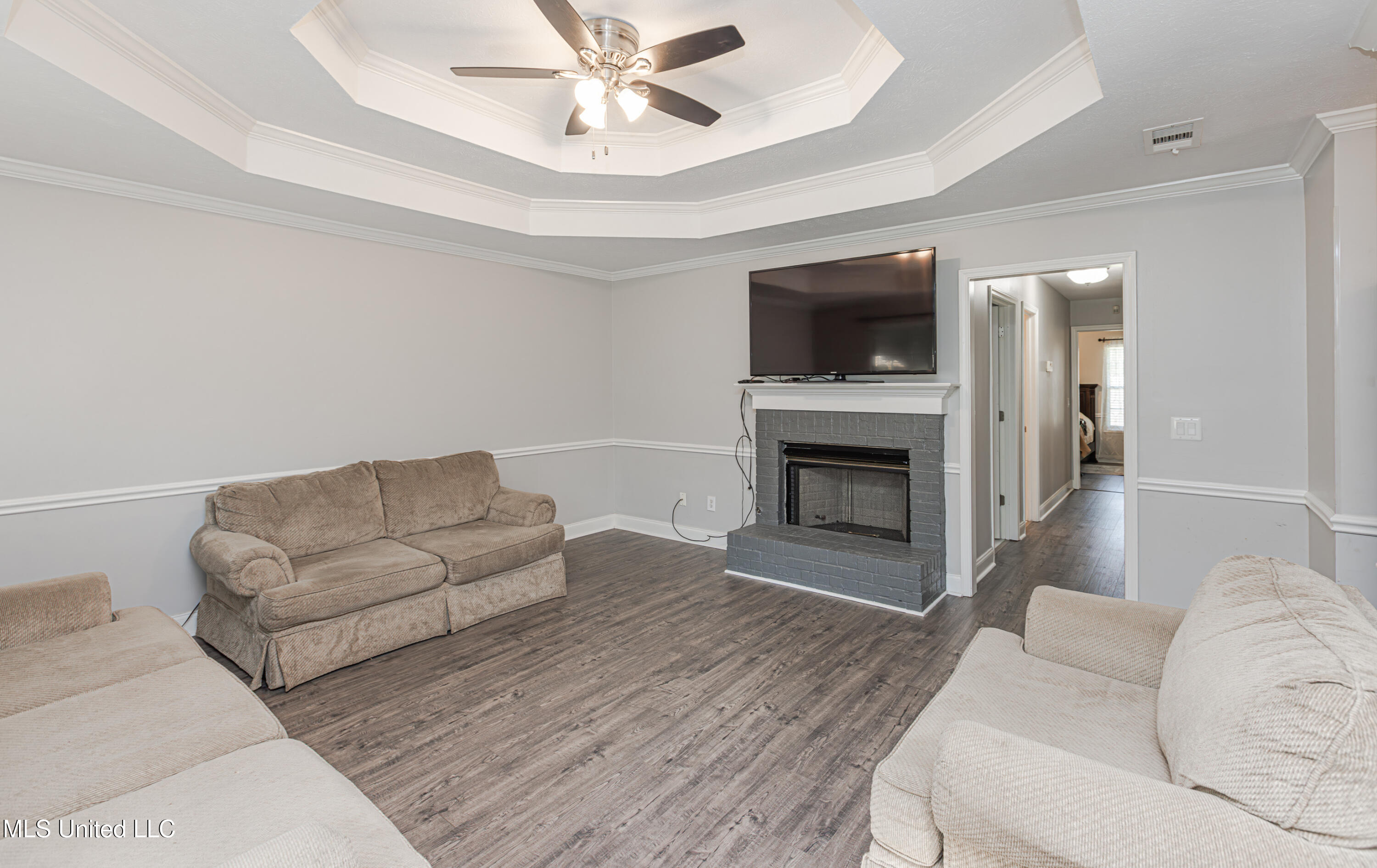 83 Tyler Cove Byram, MS 39272 - Photo 5 of 20 Living Room