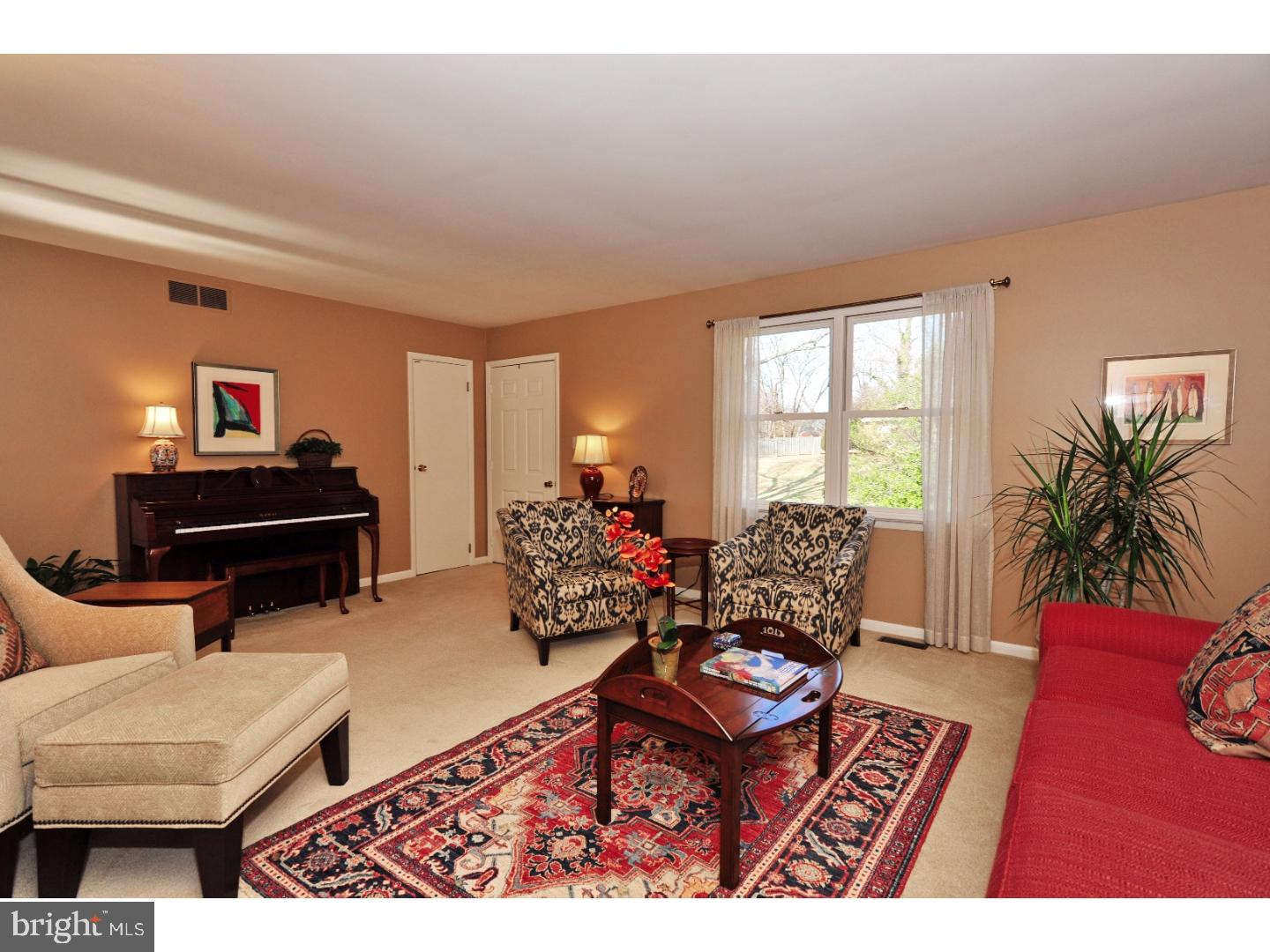 536 Gruber Road Harleysville, PA 19438 - Photo 10 of 20 Living Room