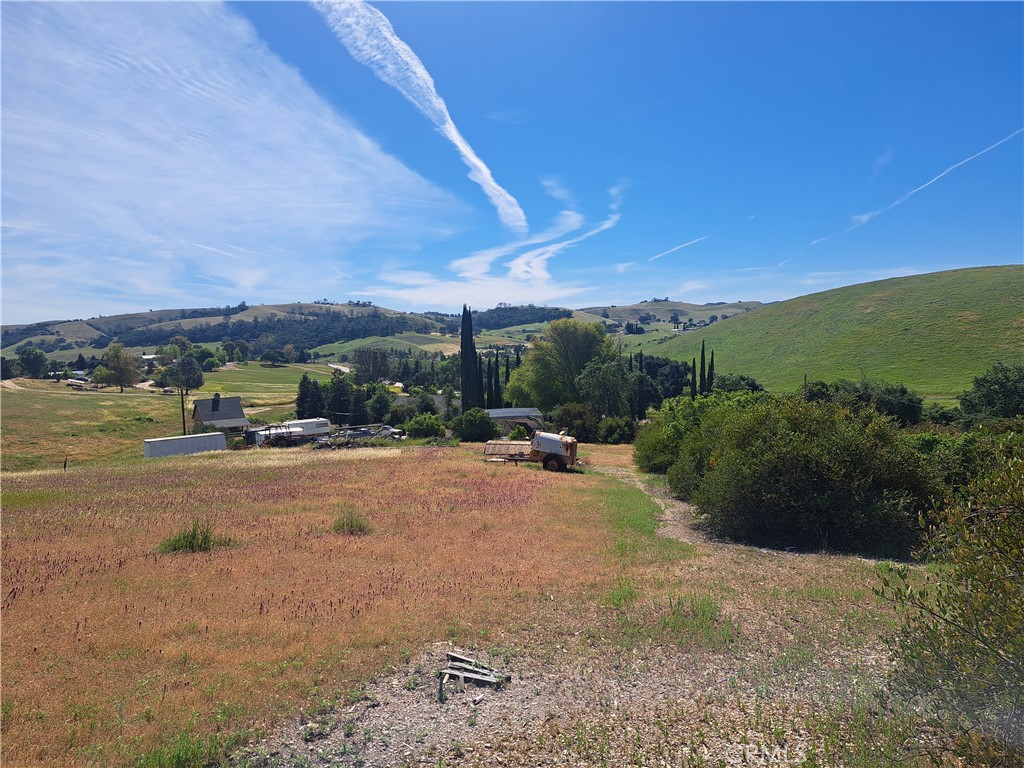 4286 Highway 41 Templeton, CA 93465 - Photo 3 of 6 a swimming pool with mountain view