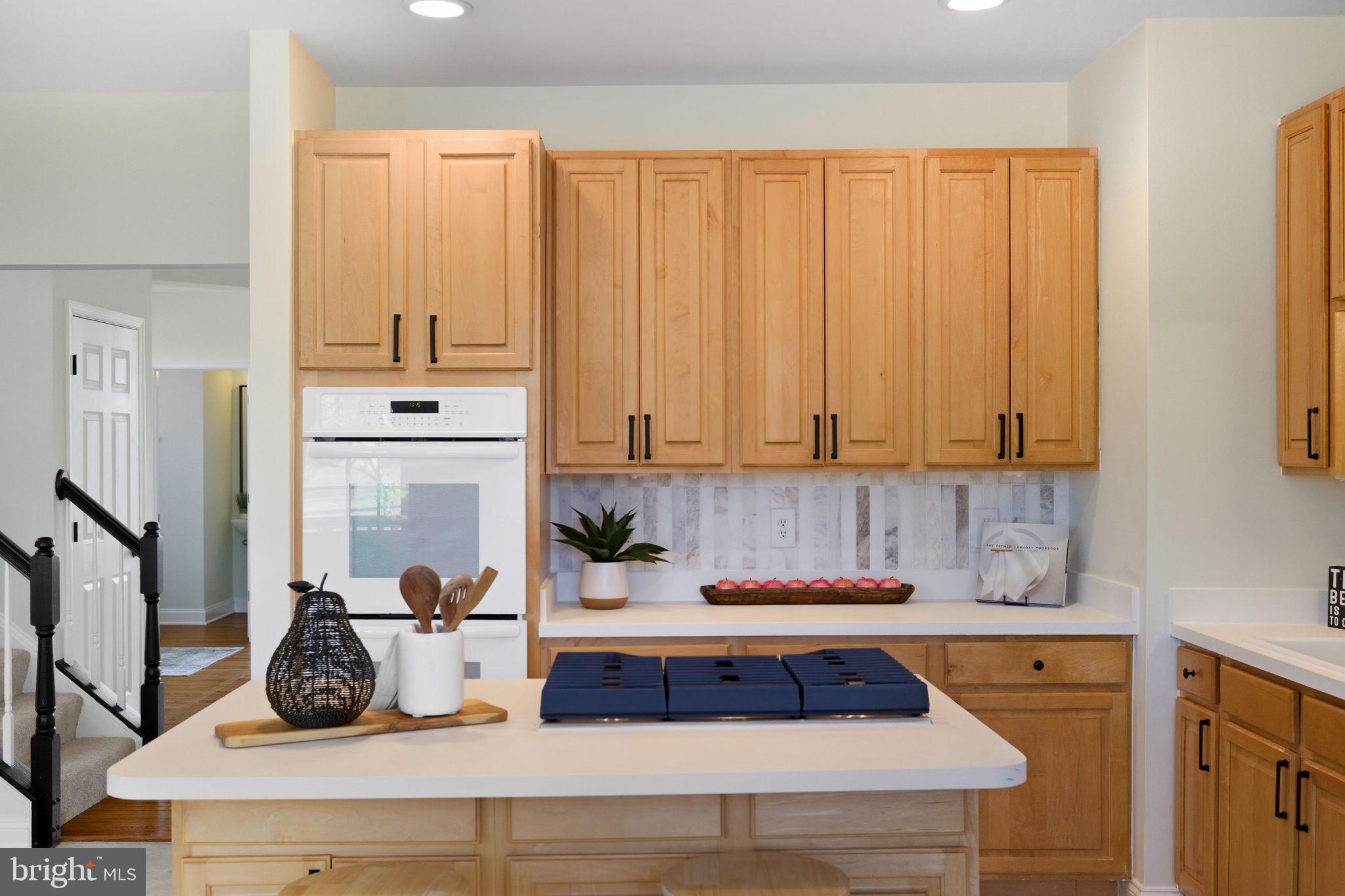 601 Springhouse Square Southeast Leesburg, VA 20175 - Photo 4 of 90 New backsplash & hardware