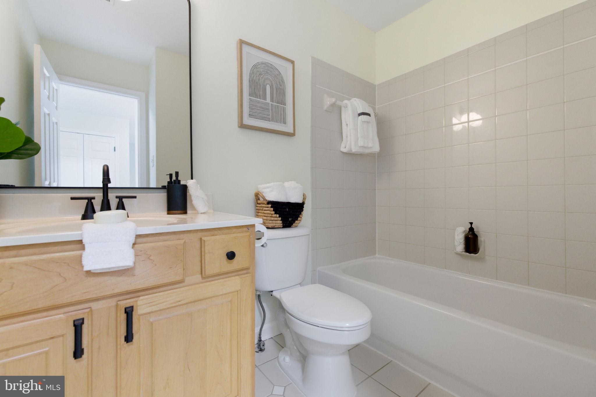 601 Springhouse Square Southeast Leesburg, VA 20175 - Photo 64 of 90 upstairs hallway bathroom