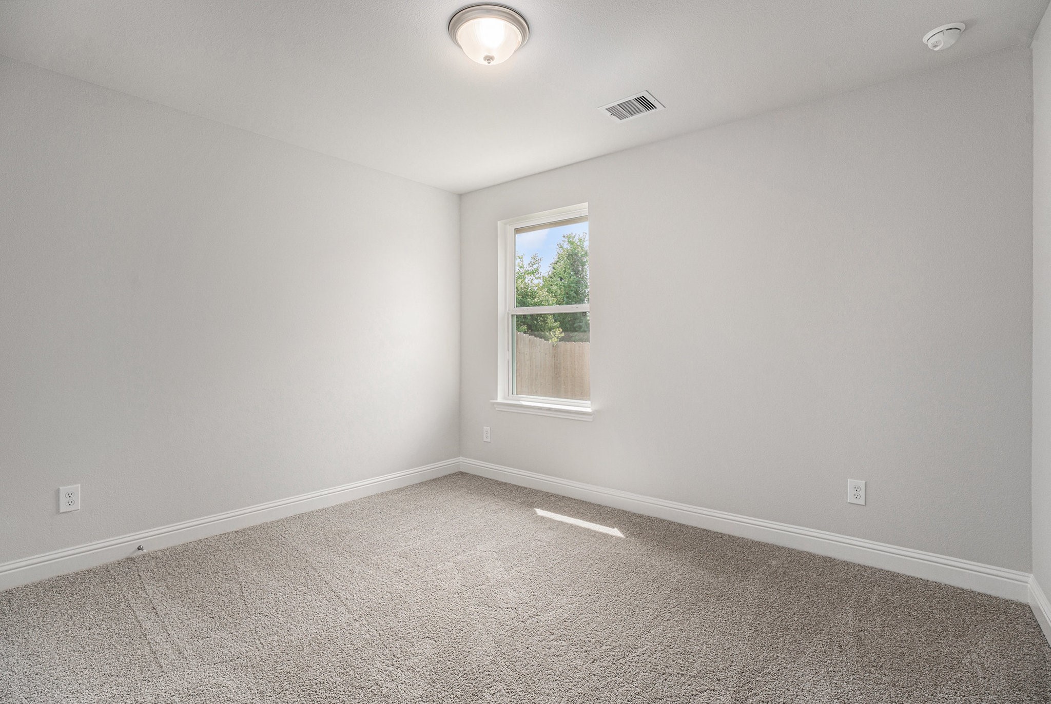 33 Greenbriar Loop Angleton, TX 77515 - Photo 11 of 18 an empty room with windows