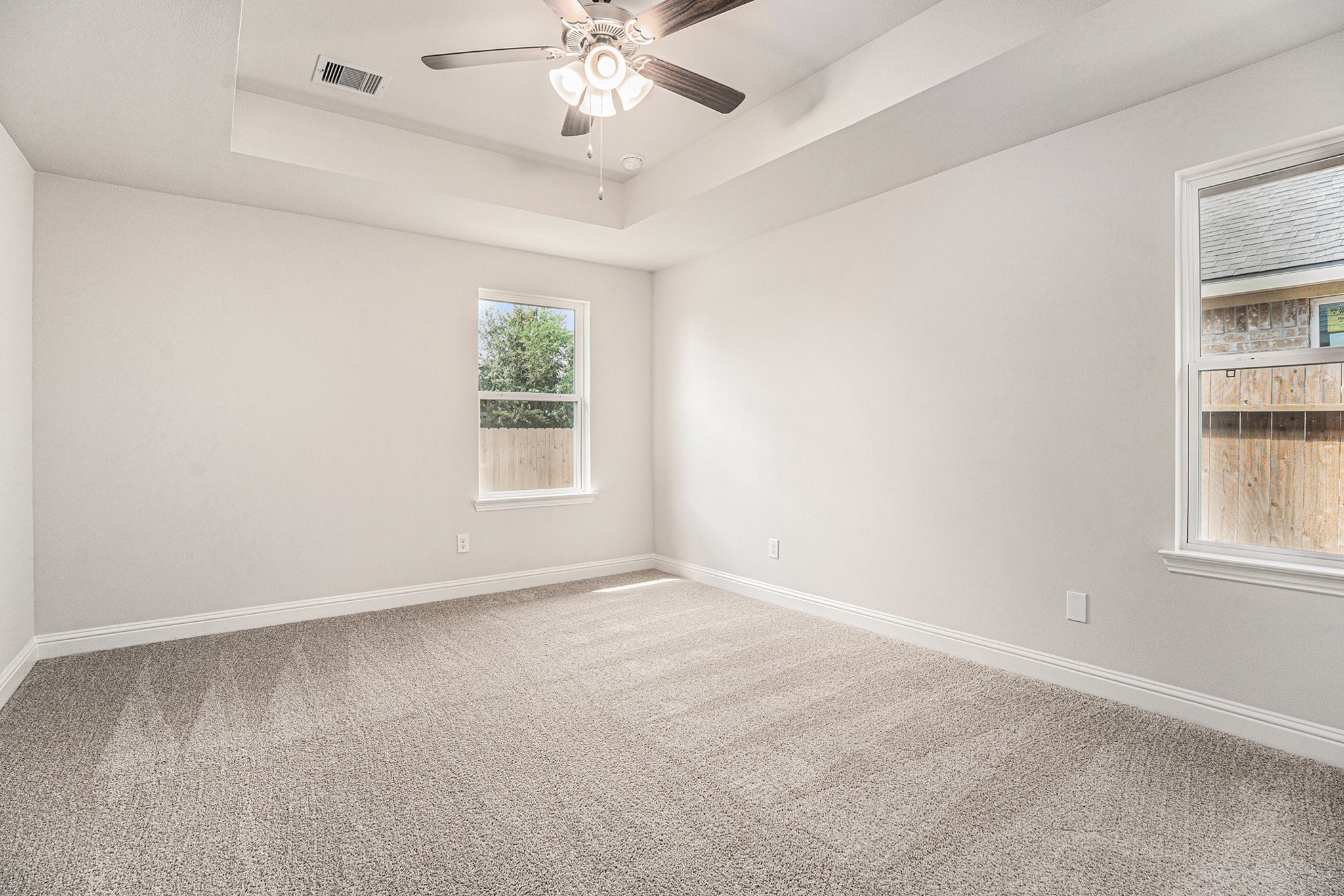 33 Greenbriar Loop Angleton, TX 77515 - Photo 13 of 18 an empty room with windows and fan