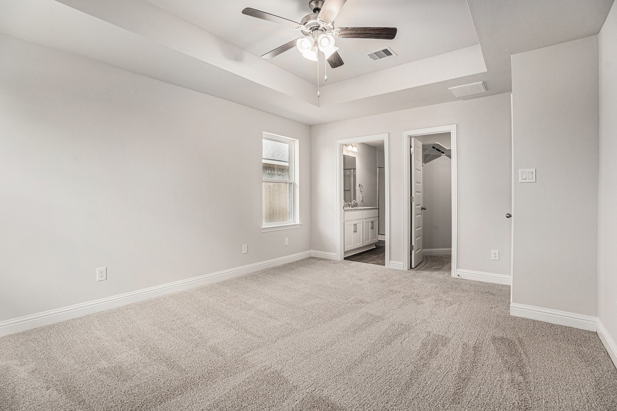33 Greenbriar Loop Angleton, TX 77515 - Photo 14 of 18 an empty room with fan and windows