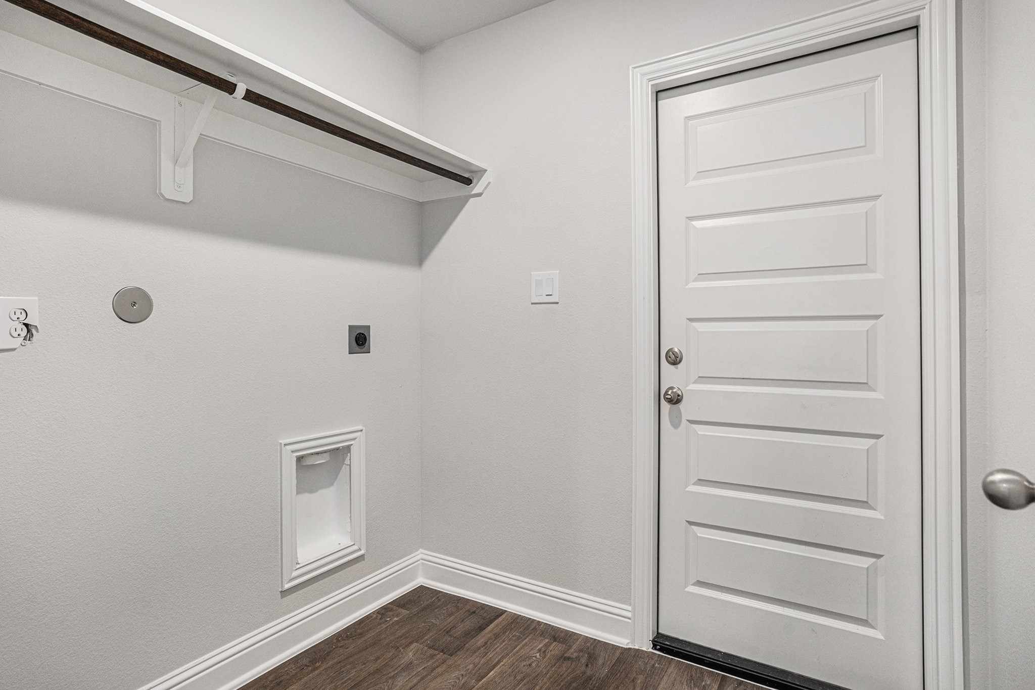 33 Greenbriar Loop Angleton, TX 77515 - Photo 16 of 18 a view of a closet