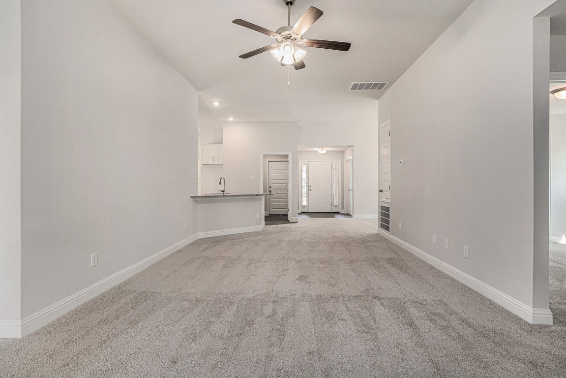 33 Greenbriar Loop Angleton, TX 77515 - Photo 5 of 18 a view of an empty room