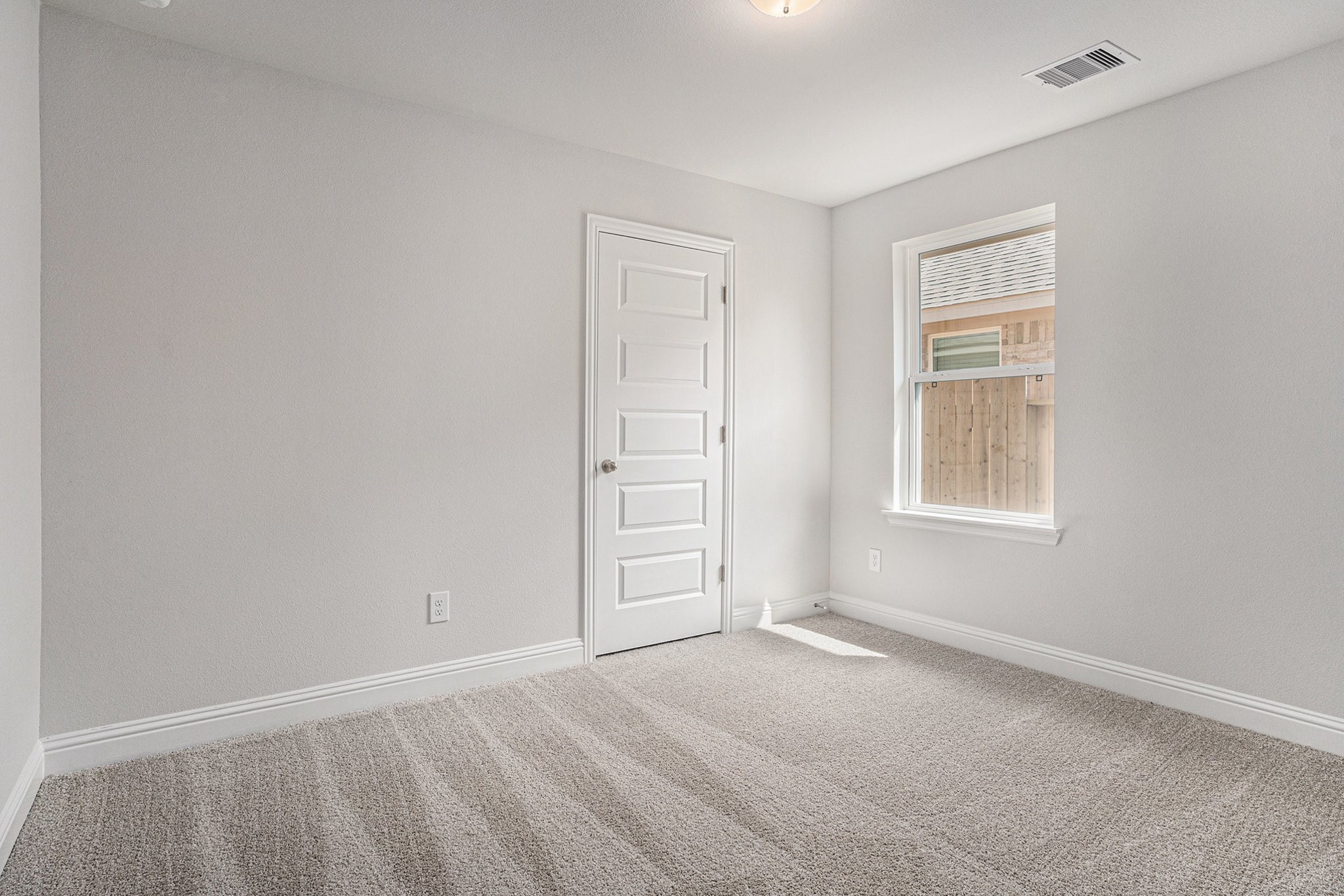 33 Greenbriar Loop Angleton, TX 77515 - Photo 10 of 18 an empty room with windows and closet