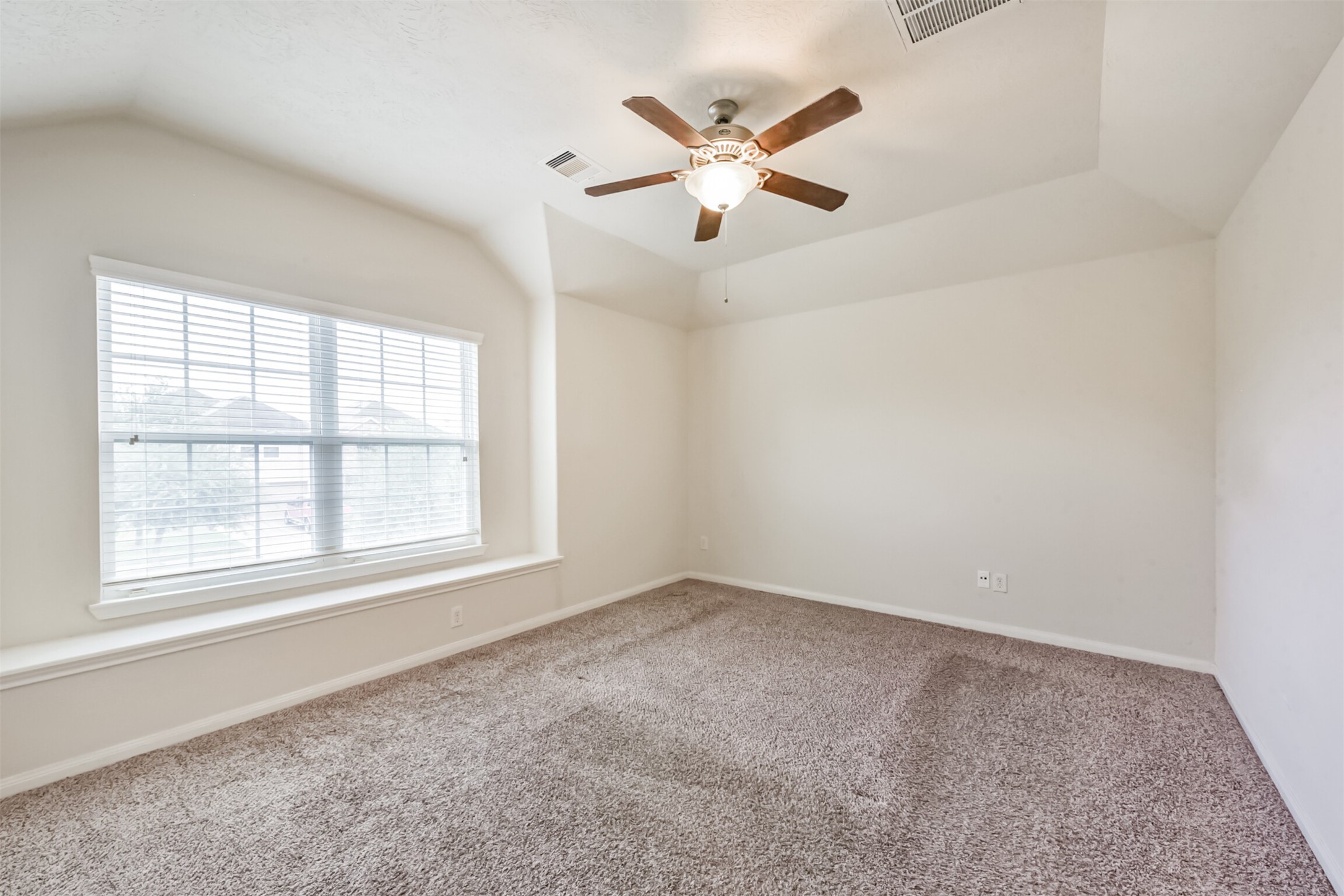 2142 Tandy Park Way Houston, TX 77047 - Photo 16 of 35 an empty room with fan and windows