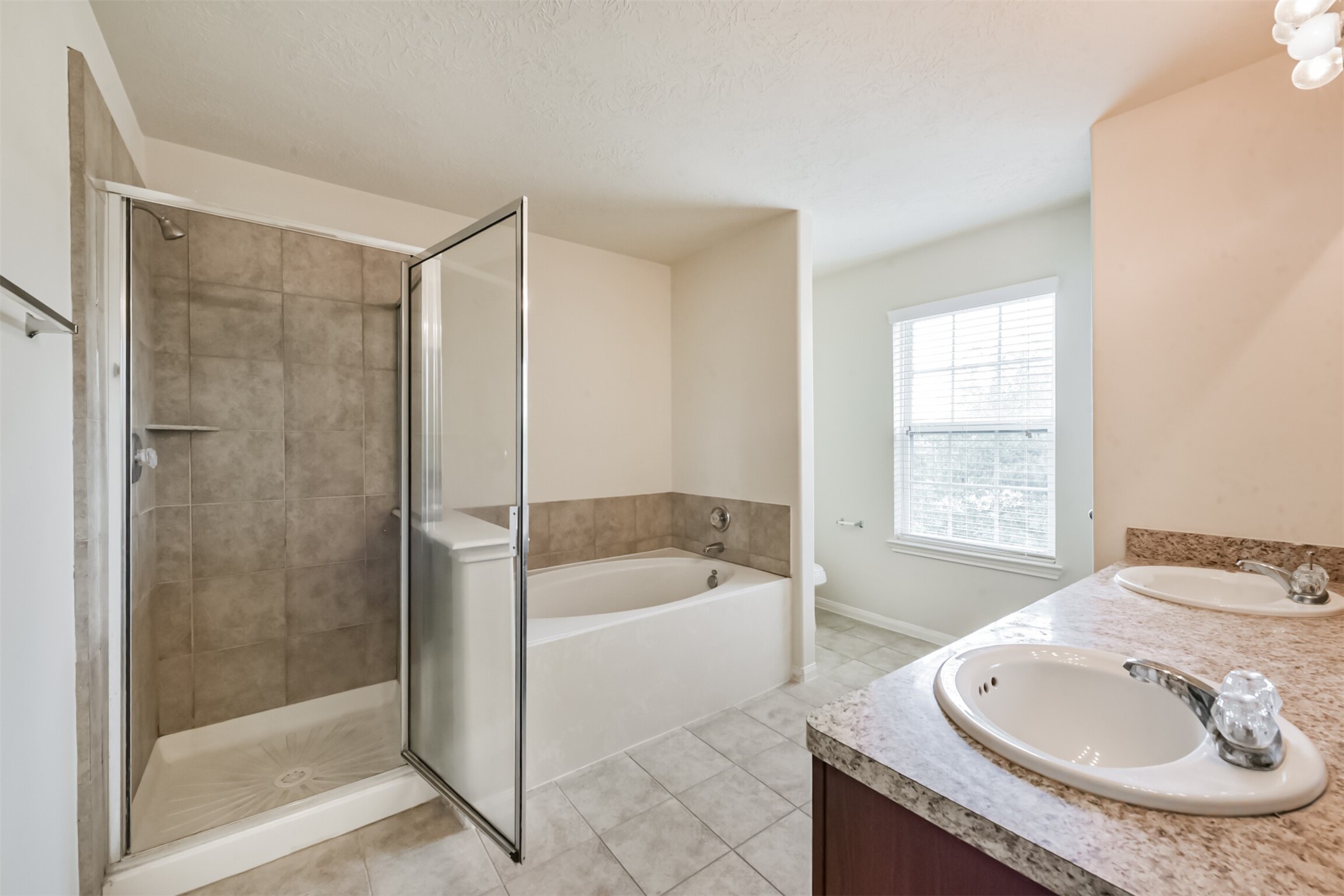 2142 Tandy Park Way Houston, TX 77047 - Photo 18 of 35 a bathroom with a bathtub and a sink
