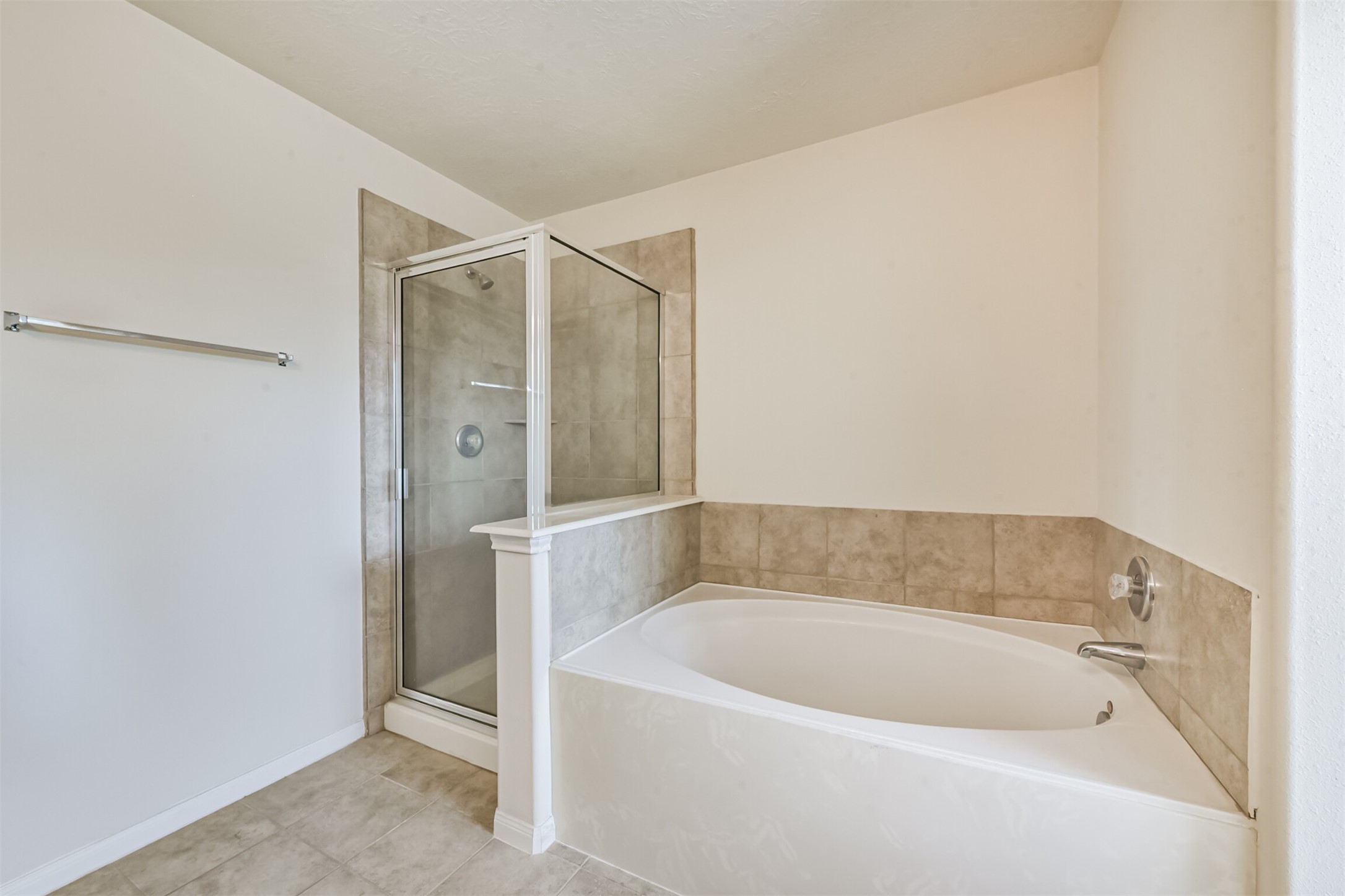 2142 Tandy Park Way Houston, TX 77047 - Photo 21 of 35 a bath tub sitting next to a shower