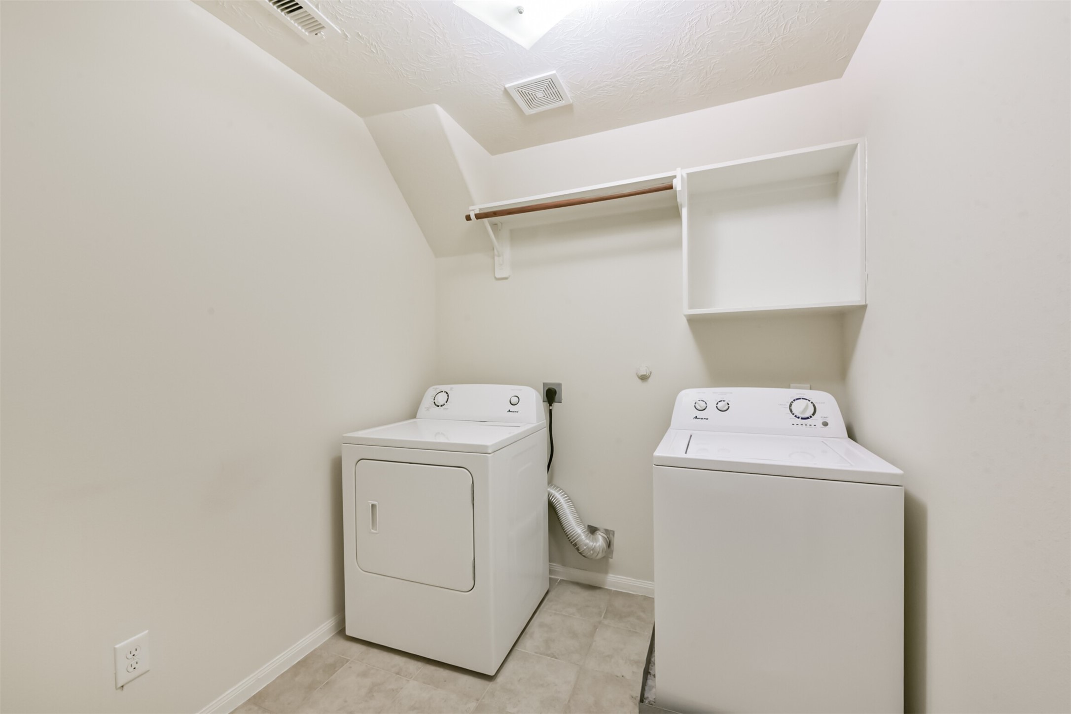2142 Tandy Park Way Houston, TX 77047 - Photo 29 of 35 a utility room with dryer and washer
