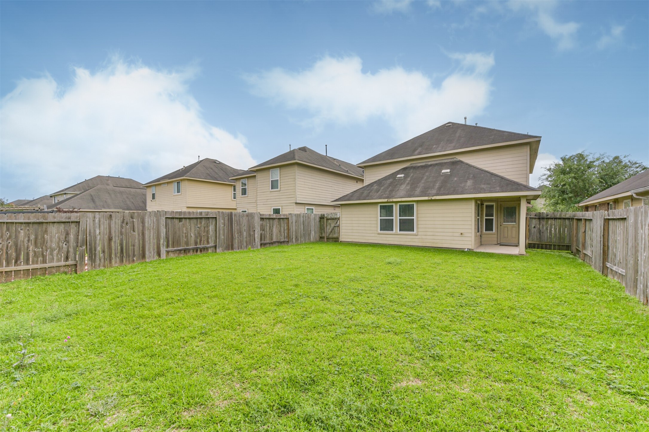 2142 Tandy Park Way Houston, TX 77047 - Photo 31 of 35 a view of a house with backyard and garden