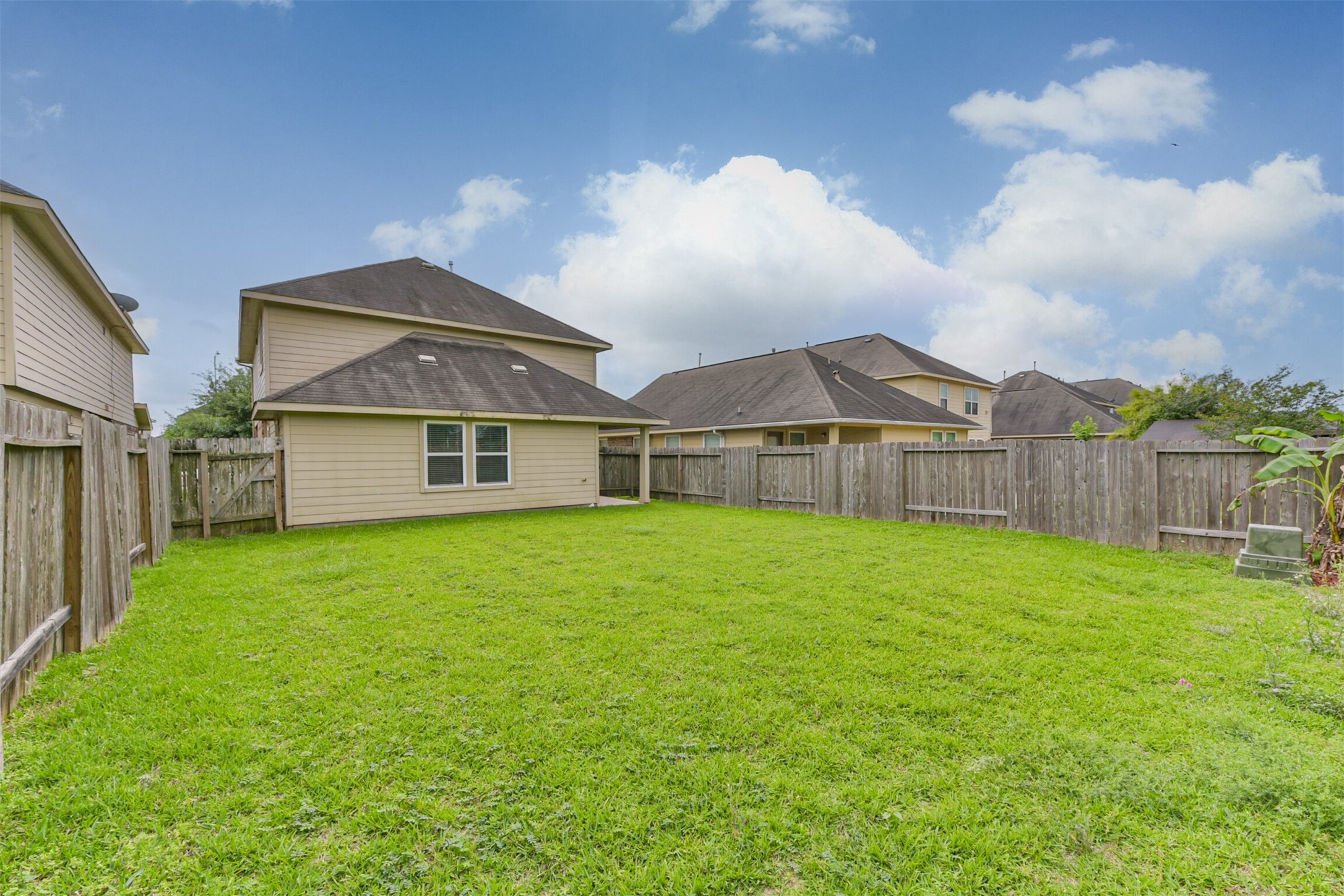 2142 Tandy Park Way Houston, TX 77047 - Photo 32 of 35 a view of a house with backyard and garden