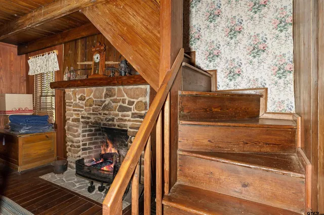 a view of entryway with a front door