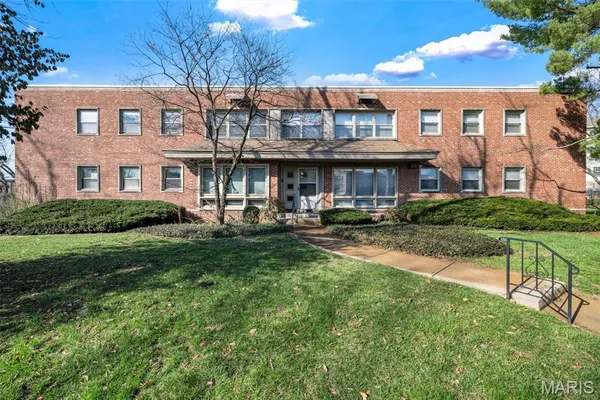 $144,900 | 3 Delcrest Court, Unit 102, University City, MO 63124