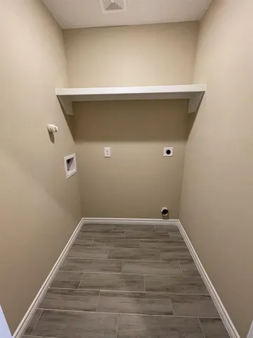 en empty room with windows and ceiling fan