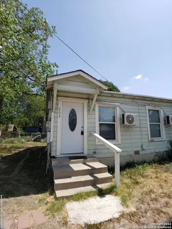 $975 | 205 West Lambert Street, San Antonio, TX 78204