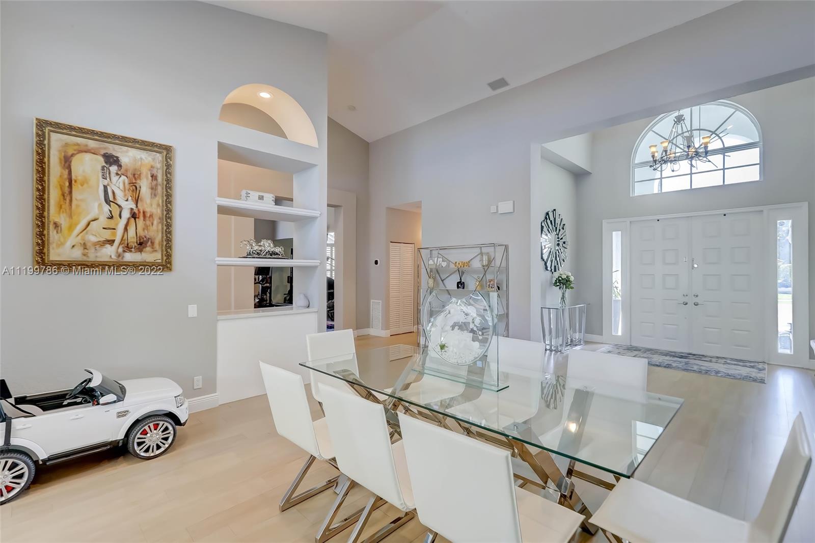 9901 North Abiaca Circle Davie, FL 33328 - Photo 6 of 46 a dining room with furniture and window