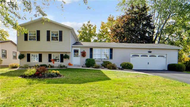 $280,000 | 100 Long Wood Drive, Greece, NY 14612