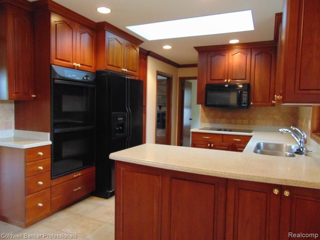 21237 Parklane Road Farmington Hills, MI 48335 - Photo 6 of 56