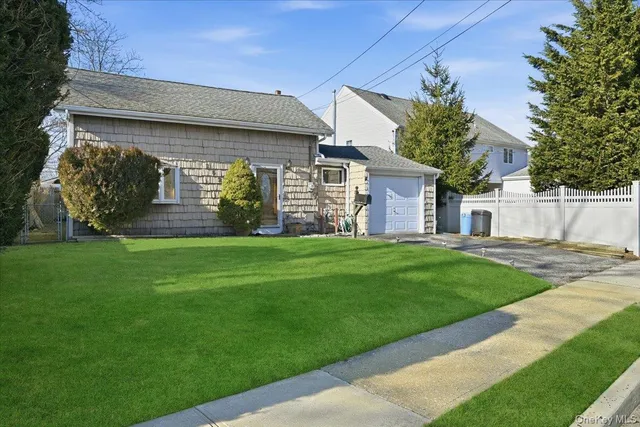 $625,000 | 2522 Hewlett Lane, Bellmore, NY 11710