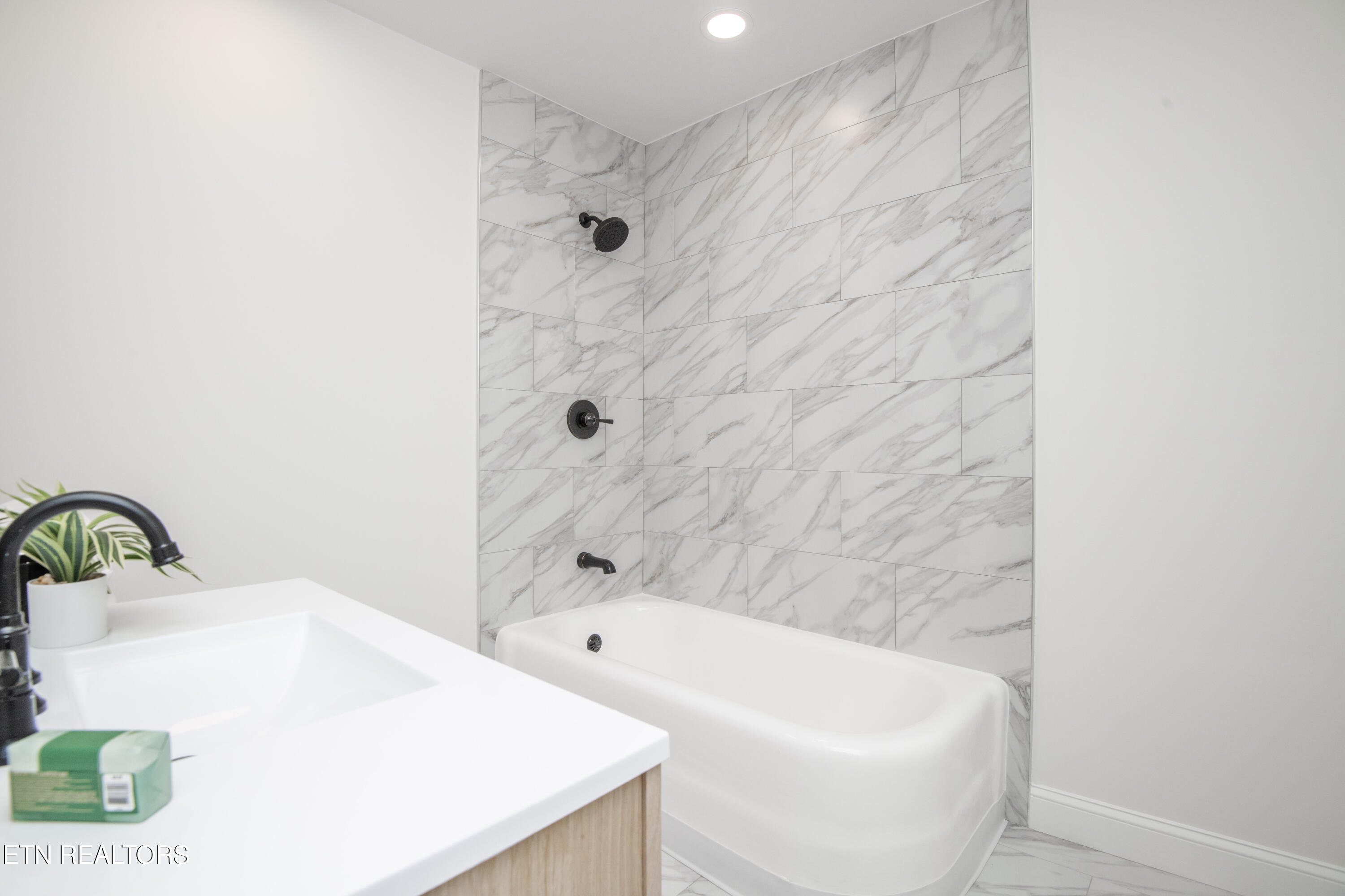 4730 Rochat Road Knoxville, TN 37918 - Photo 10 of 24 Primary Bath