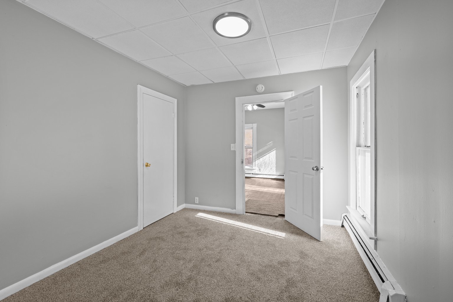 1577 31st Avenue Moline, IL 61265 - Photo 10 of 14 an empty room with cabinet and mirrors