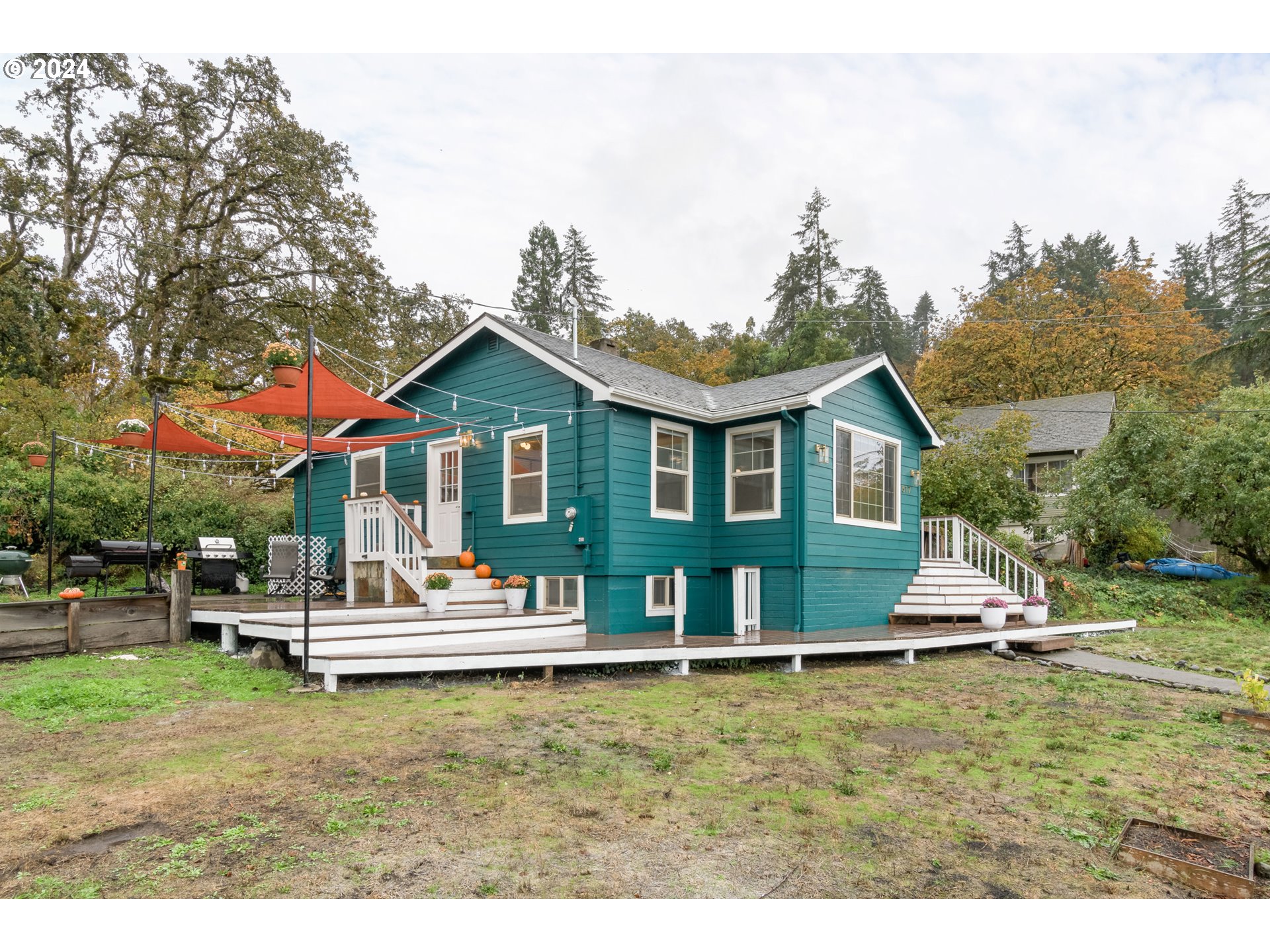 517 South 3rd Street Springfield, OR 97477 - Photo 1 of 27 a view of house with garden