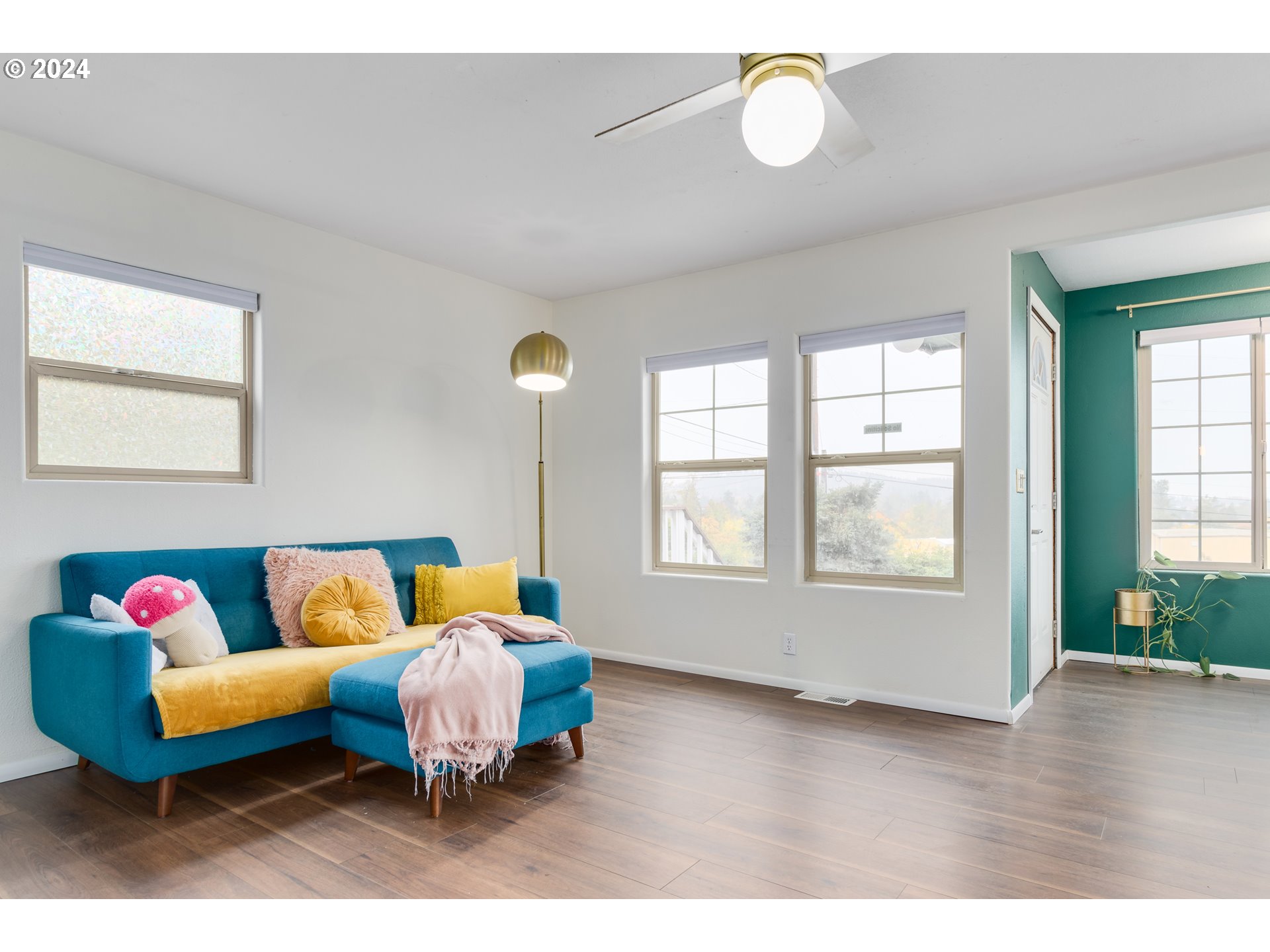517 South 3rd Street Springfield, OR 97477 - Photo 5 of 27 a living room with furniture wooden floor and window
