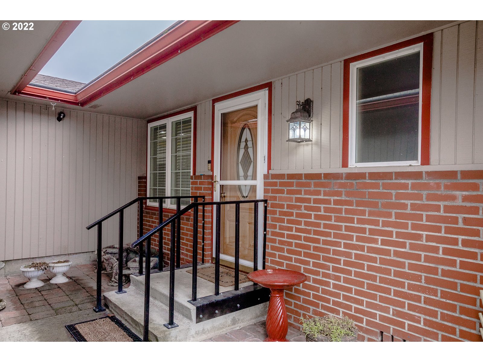 753 Rowan Avenue Springfield, OR 97477 - Photo 2 of 30 a view of entryway