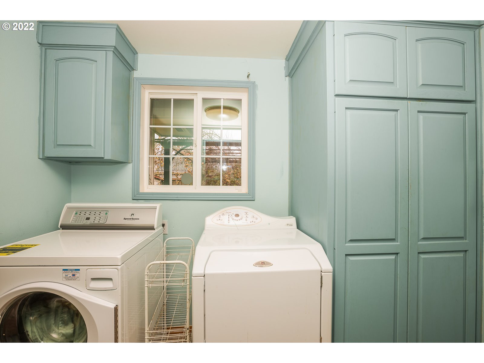 753 Rowan Avenue Springfield, OR 97477 - Photo 10 of 30 a utility room with dryer and washer