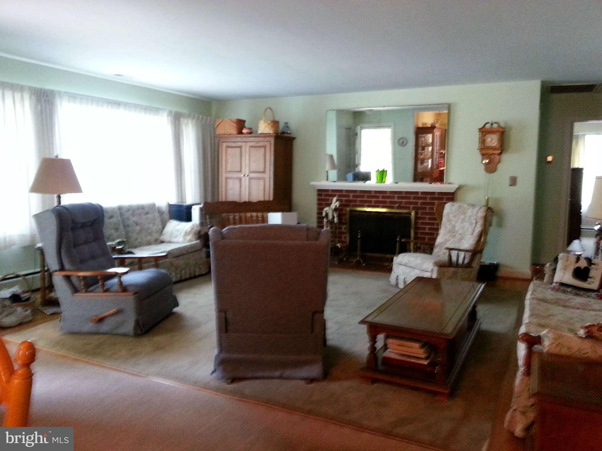 9210 Hines Road Baltimore, MD 21234 - Photo 4 of 26 Living Room