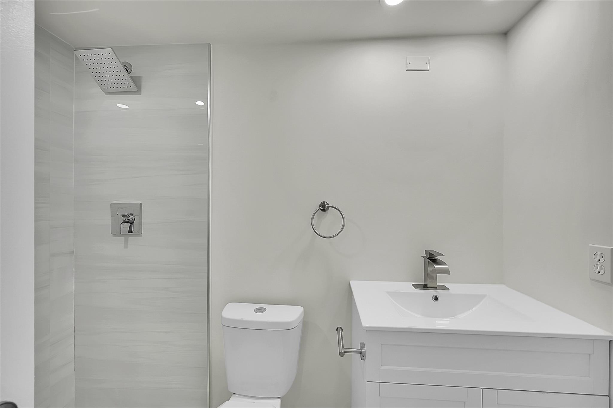 328 Brighton East, Unit H Boca Raton, FL 33434 - Photo 48 of 51 328- Bathroom