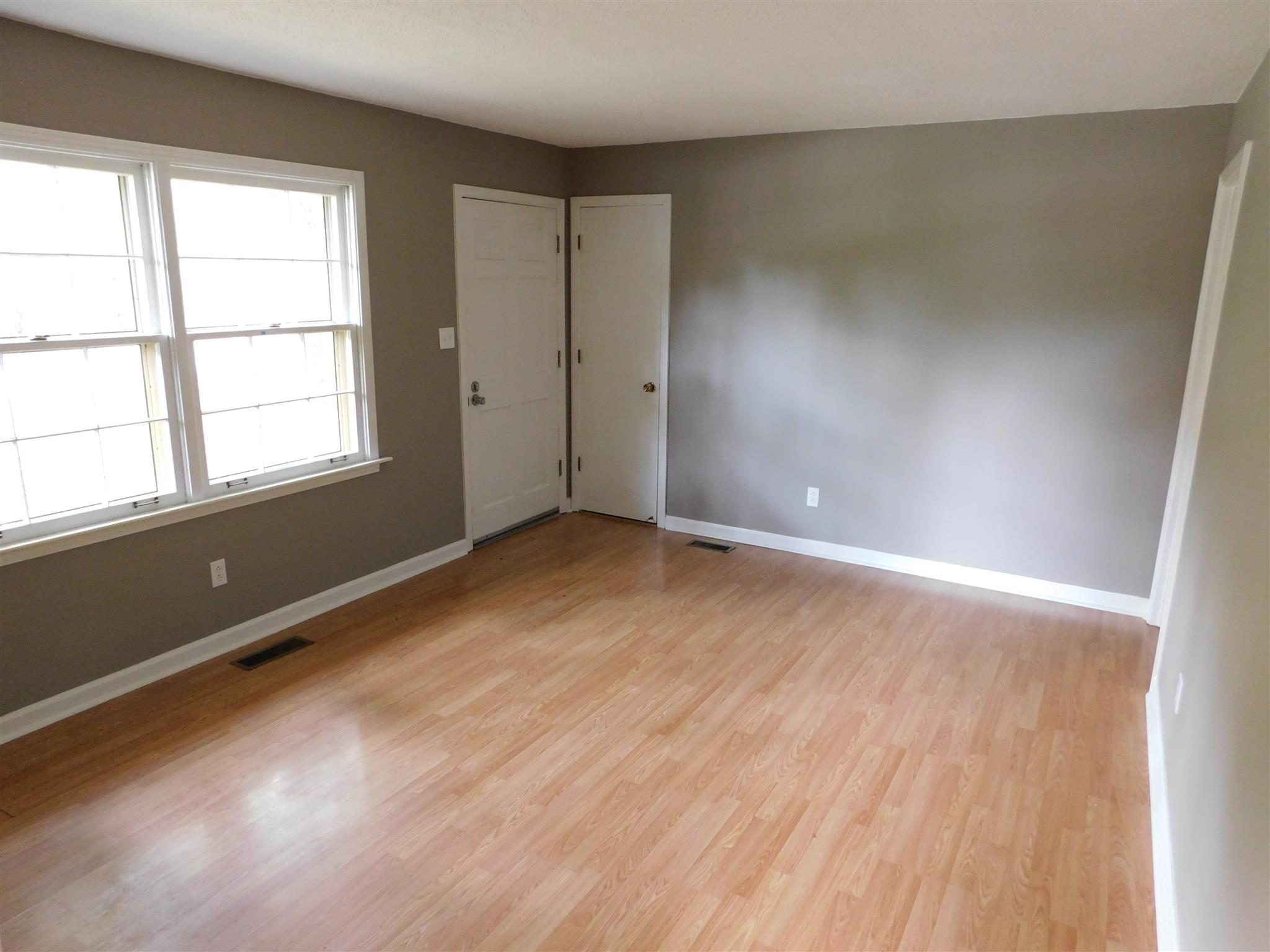 294 Lafayette Road Clarksville, TN 37042 - Photo 3 of 12 LIVING ROOM